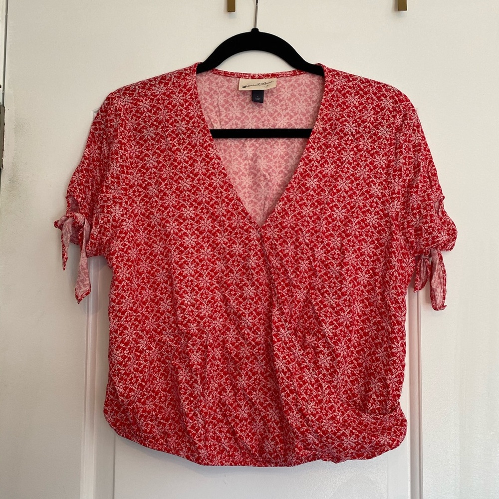 Universal thread red and white top
